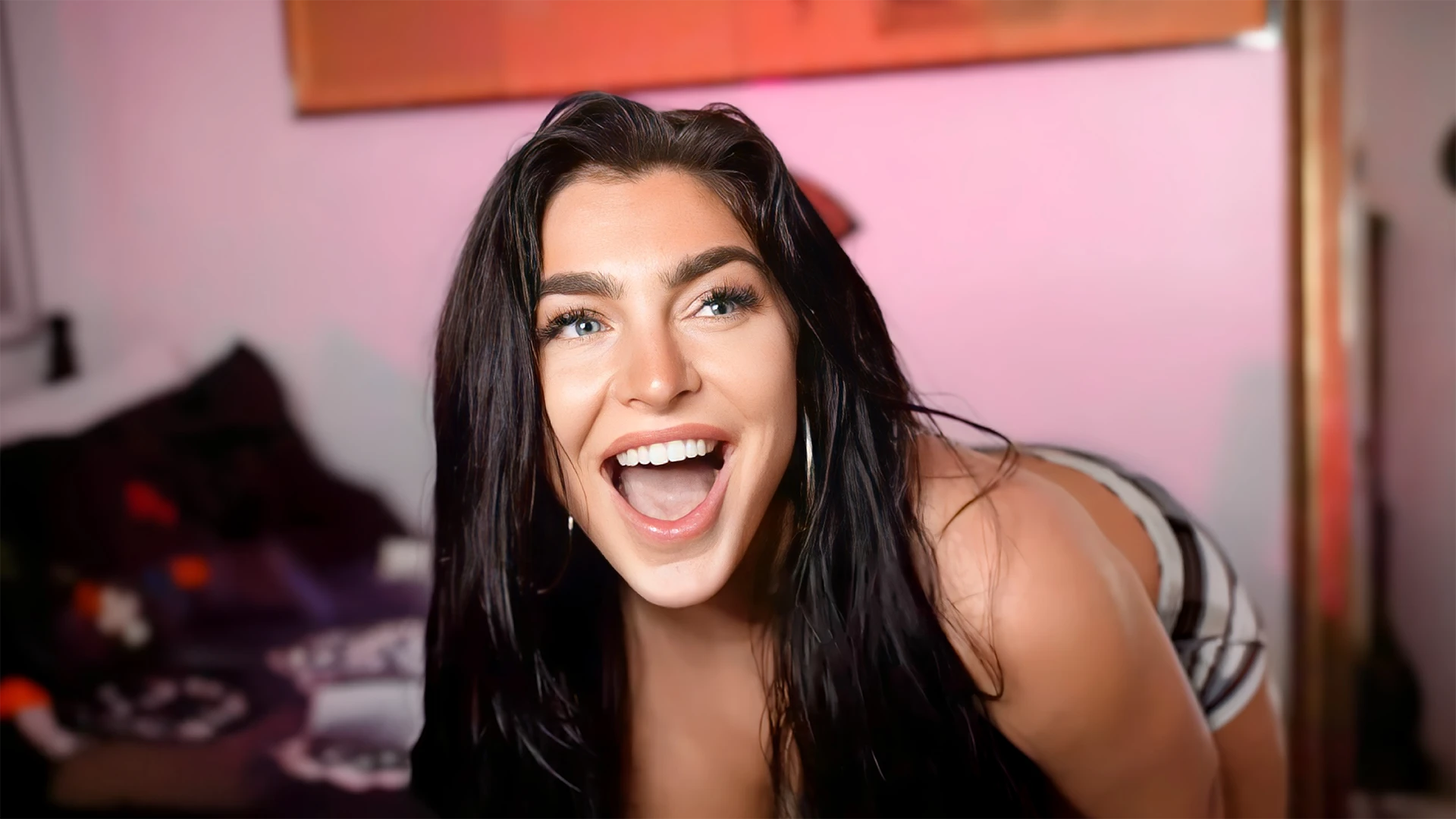 EmjayPlays infiamma l&rsquo;aria con un bikini zebrato