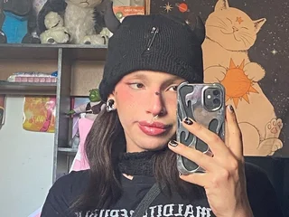 Ella_Thorne