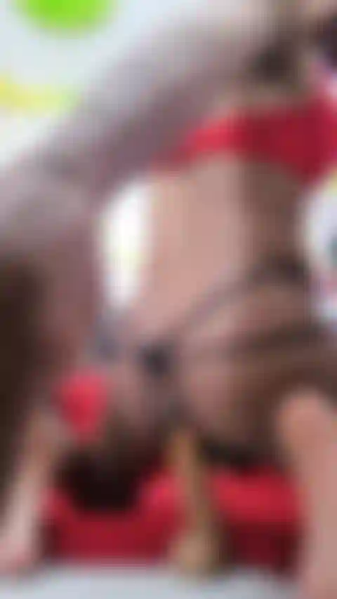 Gioca con il dildo nel culo.