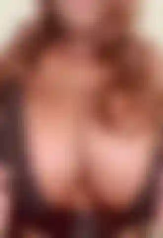 Tettone piene e prosperose in un sensuale gioco di seduzione.