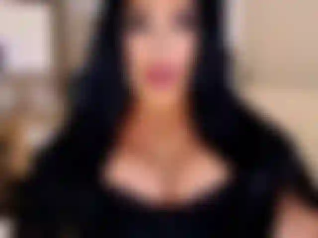 Mi soffochi comunque con il tuo cazzo? Ti piace come succhio profondamente.