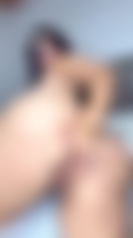 Nuda, che scuote il culo mentre mi tocco il mio bisognoso buco del culo e la mia figa.