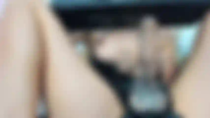 Mi masturbo il mio grosso cazzo.