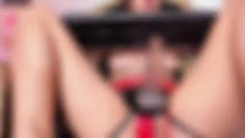 Vieni a sederti, piccola troia.