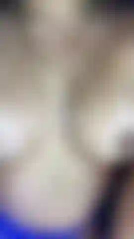 Esplode di piacere guardando la mia masturbazione in lingerie blu.