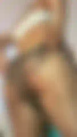 Mi strappo le calze per toccarmi la figa.