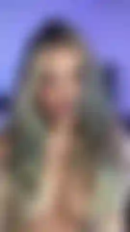 Un pompino da questa dea del rock.