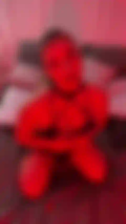 Sculaccio i miei seni per te.