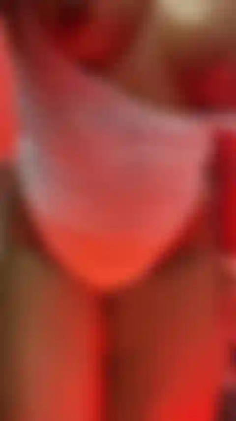 Massaggio con olio sui glutei.