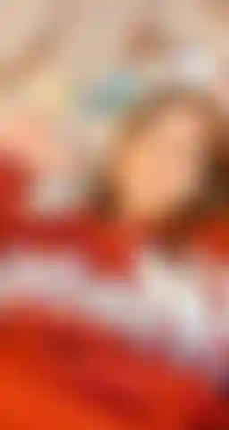 Guarda i miei bellissimi piedi mentre mi masturbo la figa con le dita, questo ti farà arrapare moltissimo.