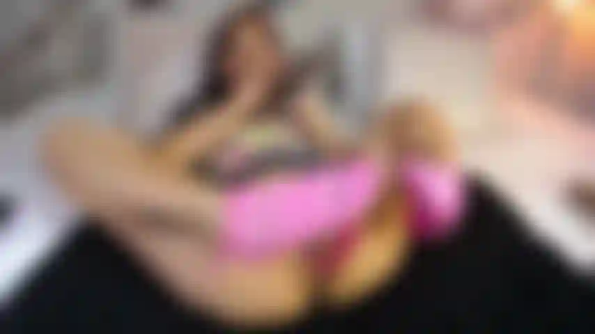 Vuoi divertirti con me!!! Guarda quanto è delizioso succhio il mio dildo nero e mi masturbo per te.