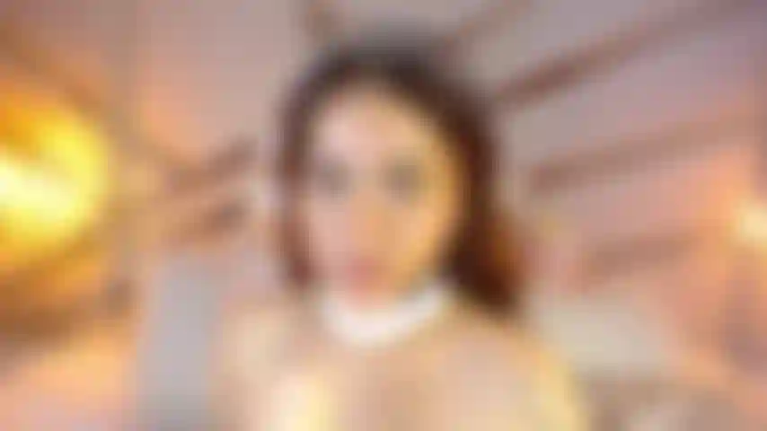 Guardami mentre ti succhio il cazzo mentre lo bagno con la mia saliva finché non mi vieni in bocca, adorerai vedere il tuo latte!!