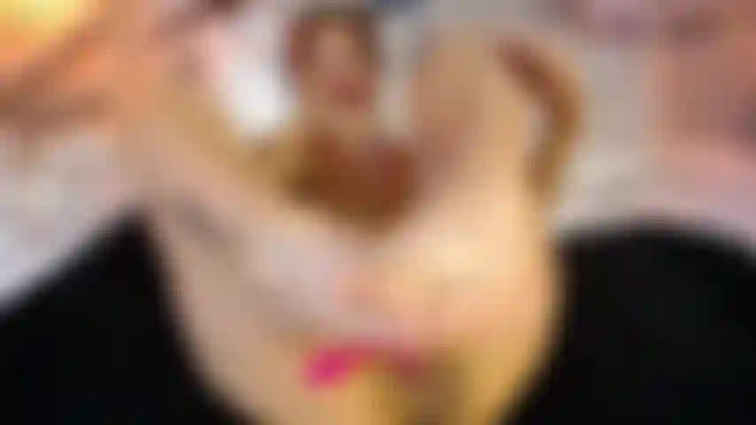 Oh mio dio, guarda come tocco la mia figa bagnata con le dita, è così calda come sembra e gemo mentre vedi i miei bellissimi piedi.