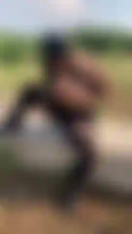 Provocazione all'aperto // leccata di tette e stuzzicamento della figa.