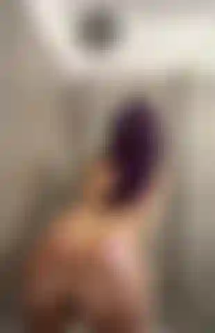 Schiaccio il mio culo unto contro il vetro della doccia.