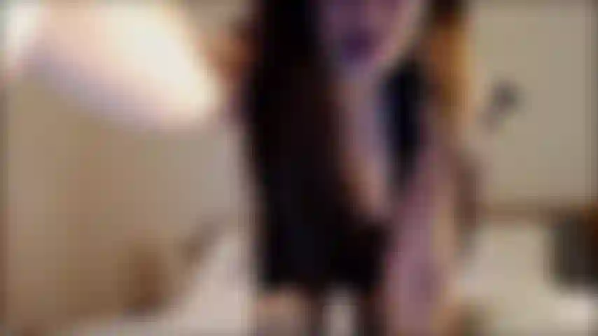 Guardami con un bel vestito nero, poi mi spoglio, mostro le mie ascelle pelose, il culo rotondo e peloso, la figa pelosa con le dita, gioco con il clitoride fino a venire.