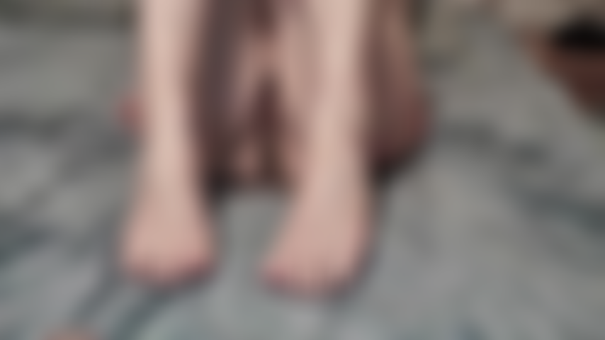 Mostro i piedi e gioco con il dildo.