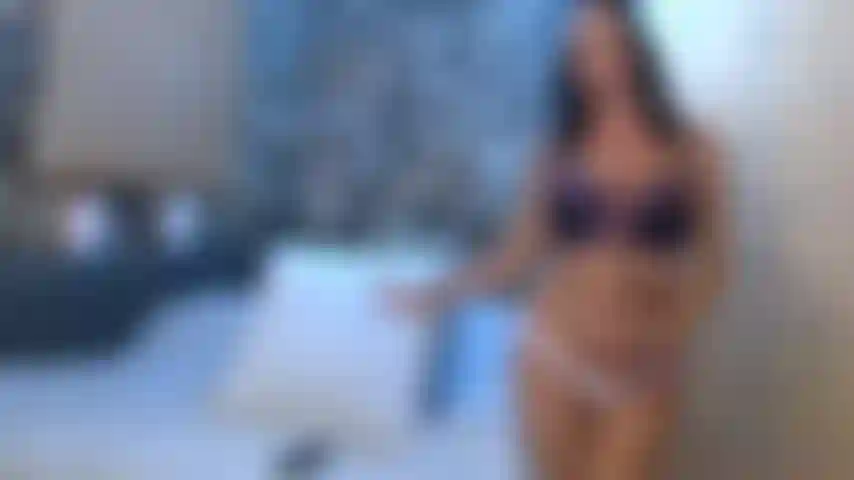 Succhio un grosso giocattolo e faccio la gola profonda in topless.