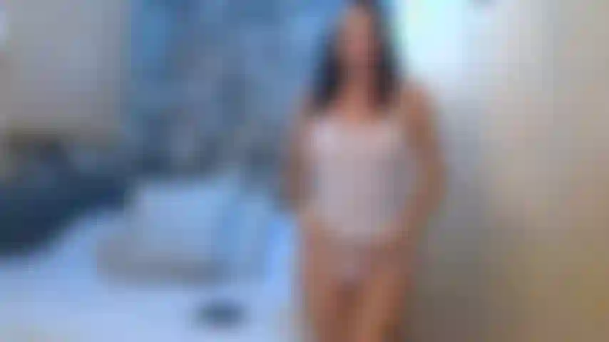 Maglietta bagnata che provoca e capezzoli duri.