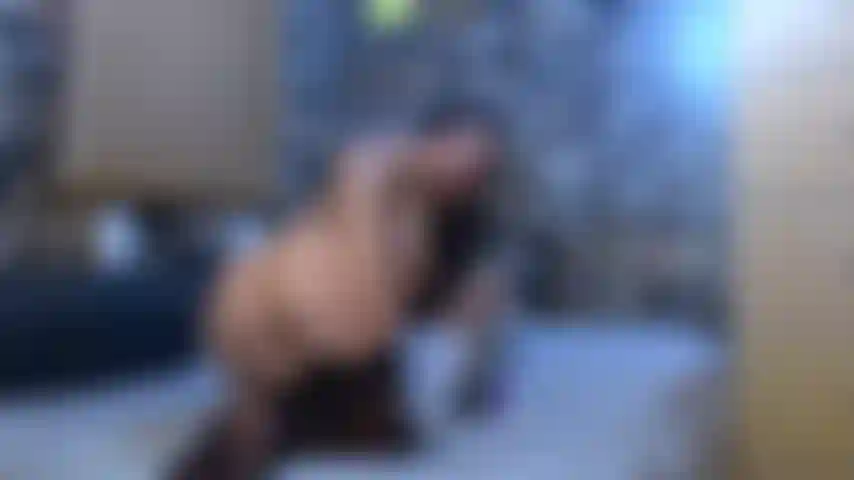 Cagnolino e culo che giocano con il mio giocattolo viola.