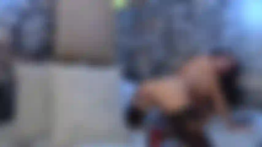 Gioco anale con una grossa macchina del sesso giocattolo a pecorina.