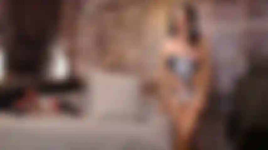 Modello i miei migliori costumi da bagno per te.