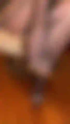 Gambe e piedi con collant velati neri in sexy stiletti da milf. Guarda i miei bei piedi mentre ti masturbi.