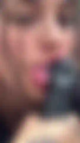 Sto testando il tuo cazzo nero, ti piace come lo succhio per te.