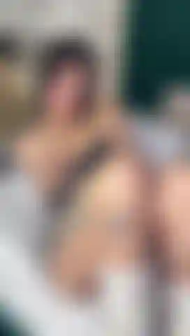 Piccola troia che spruzza, dita nella mia figa e vieni sulla mia faccia prego.