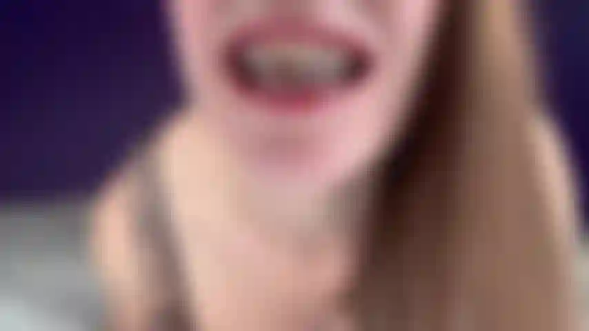 Non dovrei fare deepthroat con l'apparecchio - davvero non dovrei farlo con il mio apparecchio ma lo faccio comunque perché so che ti fa venire. Inizio mostrando il mio apparecchio e gli elastici che dovrei indossare sempre. Poi facciamo deepthroat con la testa sul bordo del letto. Tanto bava e saliva su tutta la mia faccia. (12 Minuti e 18 secondi).
