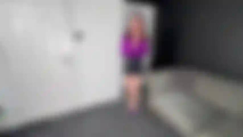 Colloquio di lavoro stuzzicante - sono qui per un colloquio di lavoro. Cerco di compilare i documenti necessari ma il mio collant e la gonna corta sono piuttosto distraenti. Continuamente nel corso del video si può vedere la mia figa attraverso il collant senza cuciture. Quando comincio a parlarti di me e dei miei interessi mi eccito parecchio e mi stuzzico il clitoride con le dita sopra il collant, rendendolo tutto bello bagnato. Spero di essere la candidata giusta per il lavoro.