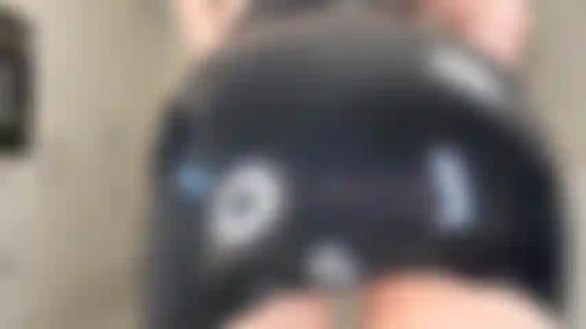 Sfilata, buttplugs e flessibilità - inizio con il mio latex che si apre con una cerniera molto rapidamente. Guardami camminare avanti e indietro mentre faccio la mia sfilata. Provo 4 diversi plug in metallo che puoi guardarmi infilare e togliere facendo ass to mouth. Qualche trucco di flessibilità lungo il percorso mentre mostro il mio corpo nudo e i plug. Nessuna parola da parte mia durante questo video, ascolta solo i suoni sexy dei miei tacchi con sandali mentre mi muovo.