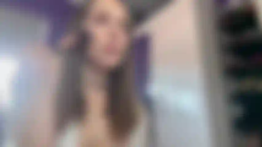 Da sola con un rabbit. - Filmo come se non stessi davvero filmando e fossi sola, mentre mi preparo per la giornata e provo il mio nuovo vibratore rabbit. È la prima volta che provo questo giocattolo ed è stato molto divertente. Indosso la mia sexy lingerie honey birdette e i tacchi louboutin per tutta la durata. (14 Minuti e 18 secondi).