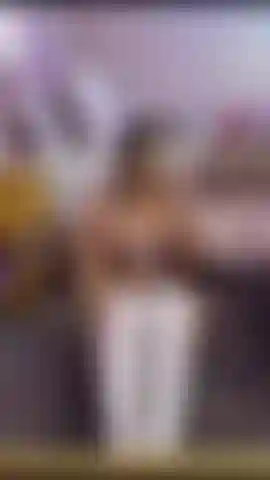 Le mie lunghe dita sono infilate nella mia fica molto bagnata.