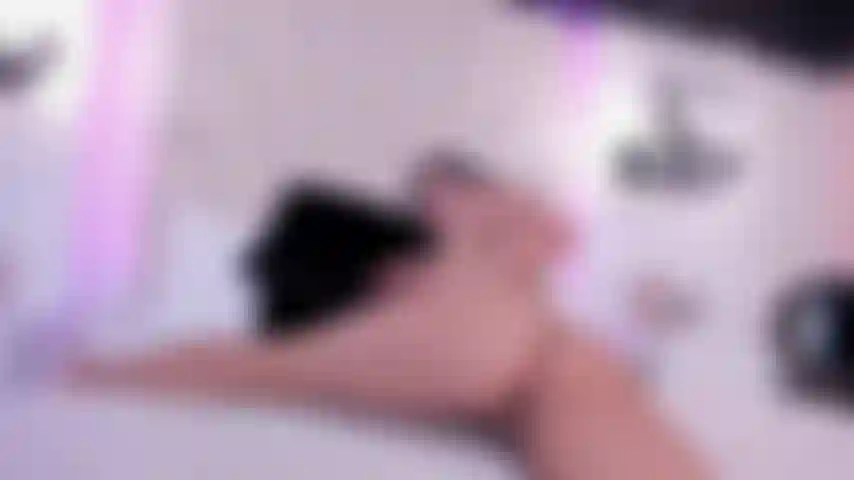 Lasciati trasportare dal mio bel culo e dai miei movimenti sensuali.