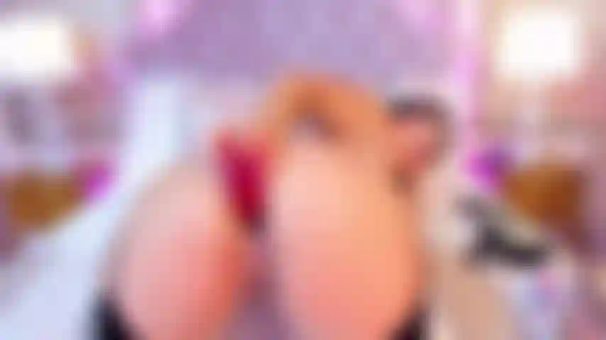 A quattro zampe e mi scopo la mia figa bagnata.