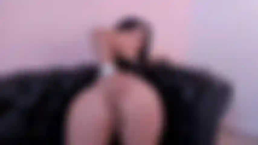 Giocare con le dita nel mio culo diventa piacevole, ma mi piacerebbe che fosse il tuo grosso cazzo!!