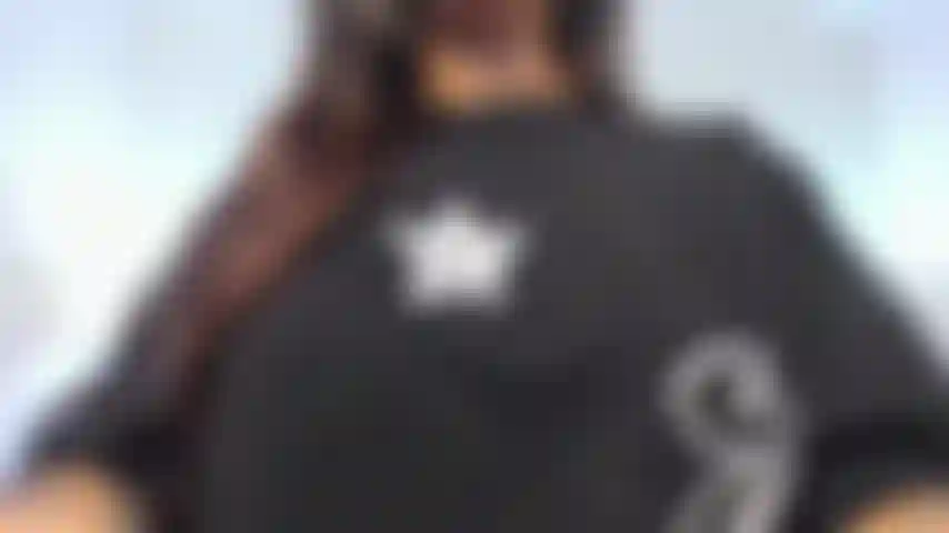 Ehi, baby… oggi mi sento così cattivella, così bagnata, e così provocante… non riesco a fare a meno di immaginarti mentre mi guardi toccarmi lentamente. Sei qui per essere cattivo con me, o vuoi solo goderti lo spettacolo? Ti prometto che ti farò perdere il controllo stanotte.
