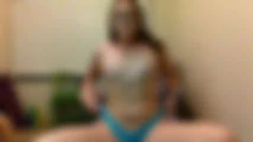 Sbatti la mia piccola figa per favore così posso squirtare.