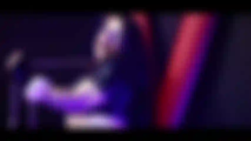 Ragazza calda in abiti di pelle e catene.