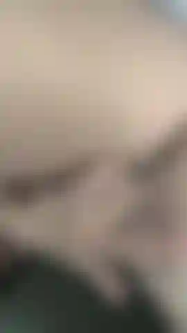 Con le dita bagnate.