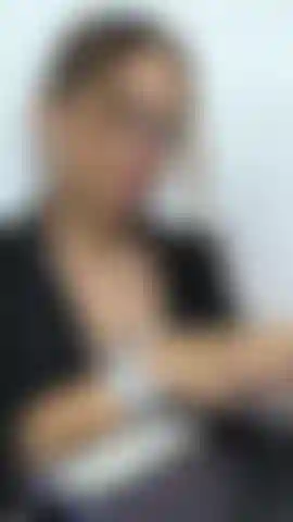 Ha perso il controllo del vibratore, la fa gemere di completo piacere.