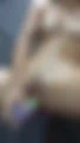 Abby schizza sotto la doccia.