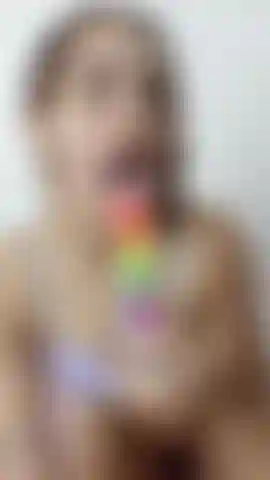 Un cazzo di colore/abby succhia un cazzo profondo.