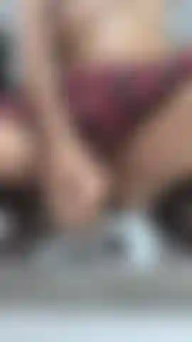 Una ragazza giocosa.