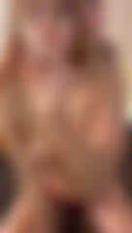 Faccio una gola profonda con il mio dildo.