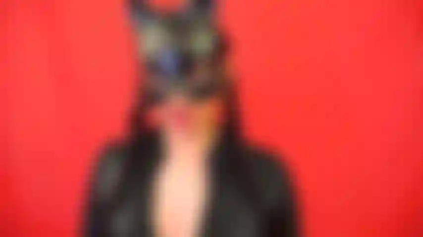 Vieni qui, ci sono molte cose che voglio fare con te, miauw.