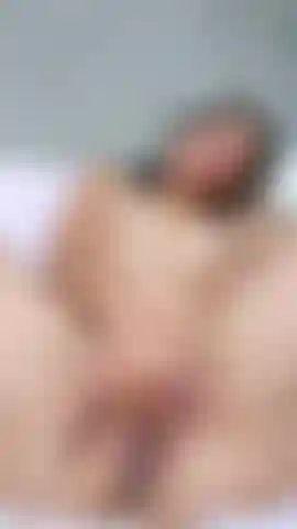 Adoro ditalinarmi la figa bagnata da milf.