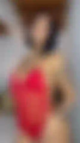 I am a very sensual girl who likes to play with her body full of oil.