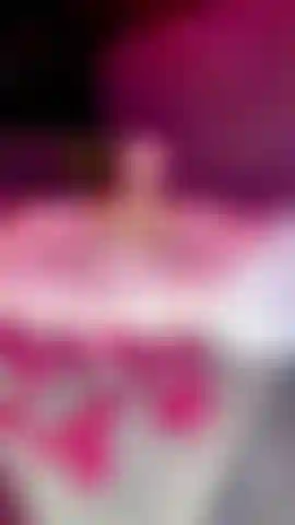 Adila gioca con le sue enormi tette in una jacuzzi, goditi il natale con me.